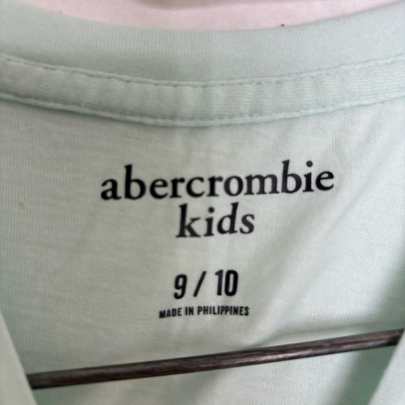 5/$25 Abercrombie kids frozen long sleeve tee 9/10 - Picture 2 of 4